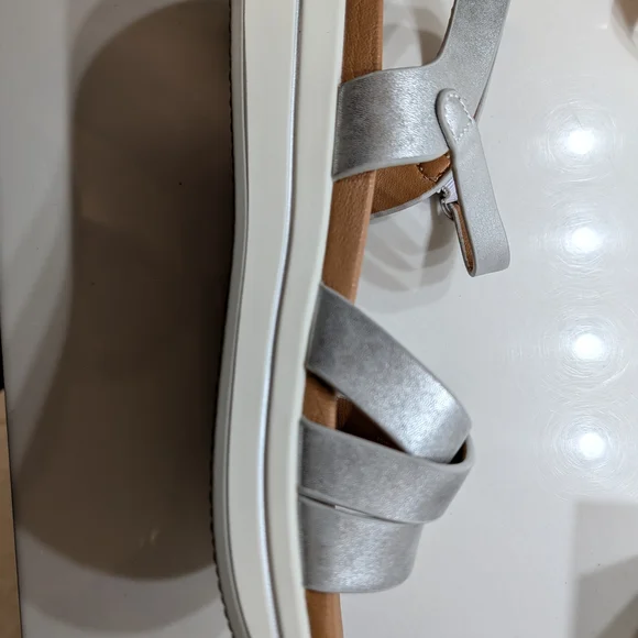 Brand New Silver Women's Sandals by Diba Size 7.5M - Picture 5 of 8